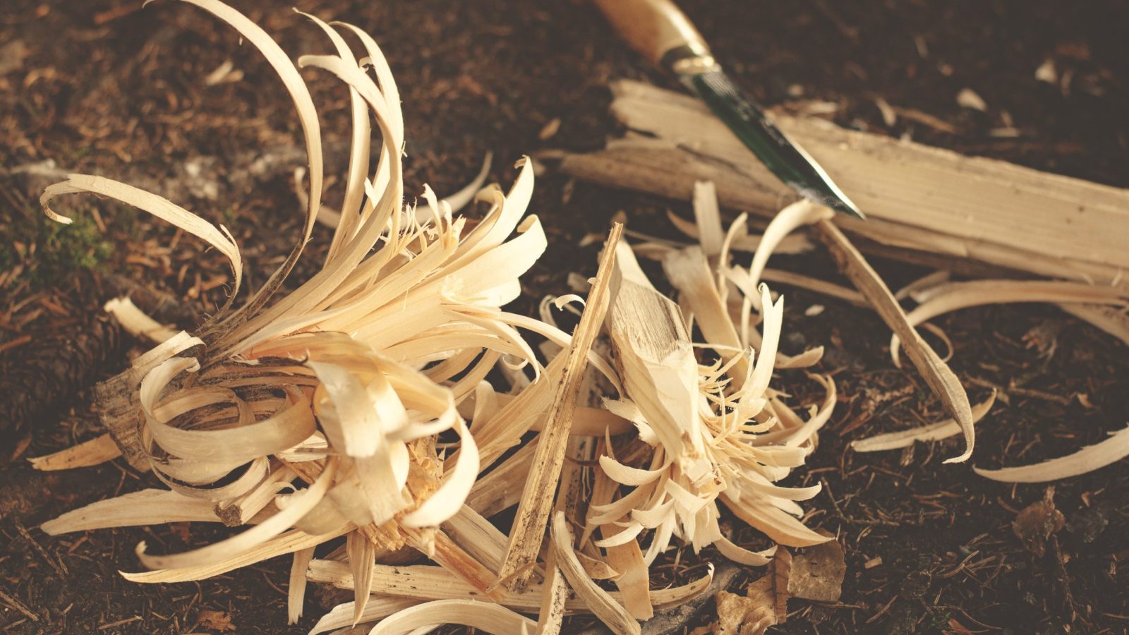 OSB plaat is een samengesteld houtproduct dat bestaat uit kleine, samengeperste stukjes hout