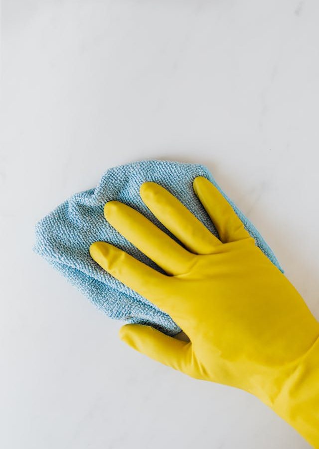 Een klein kantoor inrichten is makkelijker dan het lijkt, vooral met aandacht voor opbergen, opruimen en verlichting. Zo doe je dat!